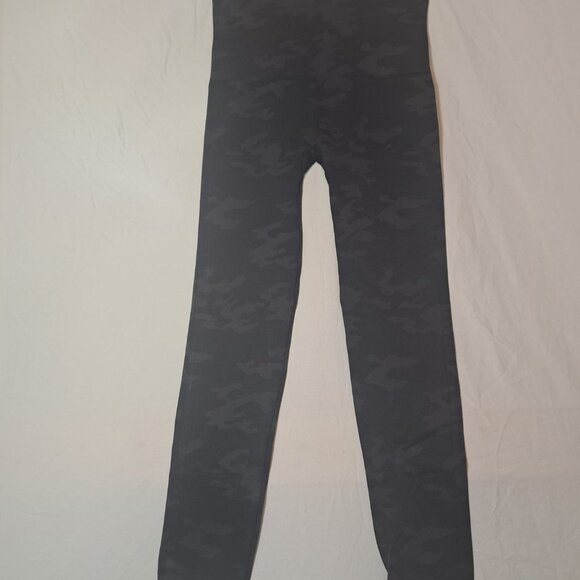 Spanx Size Medium  Black Camo Ecocare‎ Ankle Leggings Style 20344R NWT - Picture 5 of 11